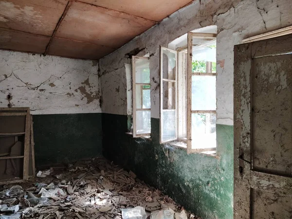 Τρομακτικά Παράθυρα Μέσα Ένα Εγκαταλελειμμένο Σπίτι Άποψη Σπασμένων Παραθύρων Χωρίς — Φωτογραφία Αρχείου