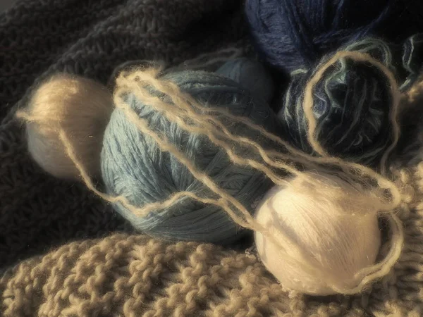 タングル ウールとアクリル糸 編み針 ニット製品の静物画 窓からの柔らかい光 趣味で編み物 ファッショナブルな暖かい服の製造 ソフトフォーカス — ストック写真