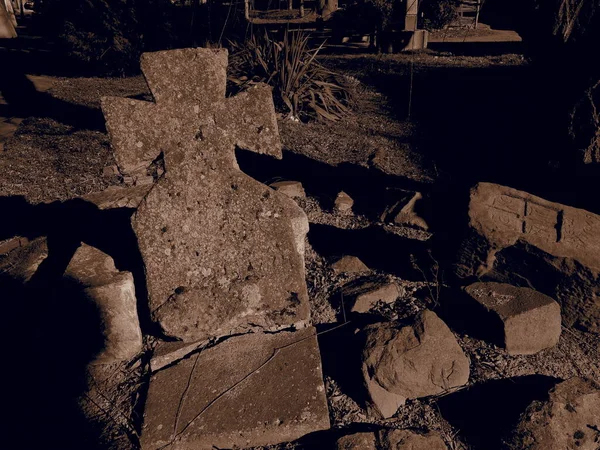 Kreuz Grabstein Auf Einem Katholischen Christlichen Friedhof Ein Schiefes Steindenkmal — Stockfoto