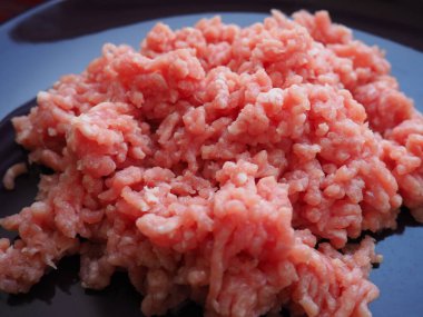 Mor seramik tabakta kıyma. Pirzola, biftek, hamburger, köfte yapmak için taze et. Domuz eti yarı bitmiş ürünler..