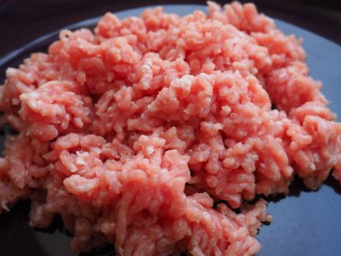 Mor seramik tabakta kıyma. Pirzola, biftek, hamburger, köfte yapmak için taze et. Domuz eti yarı bitmiş ürünler..