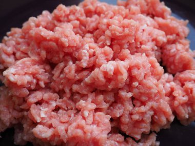 Mor seramik tabakta kıyma. Pirzola, biftek, hamburger, köfte yapmak için taze et. Domuz eti yarı bitmiş ürünler..