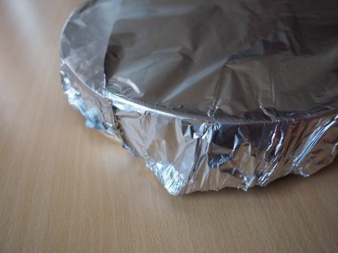 Pişirmek için buruşmuş alüminyum folyo dokusu. Fırına koymadan önce yemek tepsisine folyo koyun..