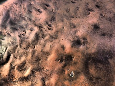 Metal bronz kaplama. Bronz ya da bakır cilalı yüzeyde göçükler, çizikler ve çukurlar var. Metal doku.