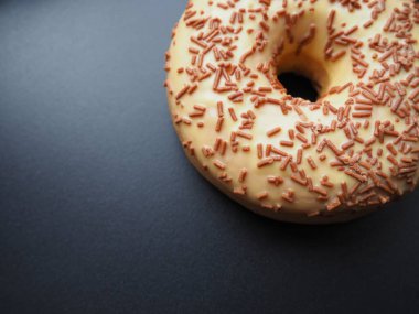 Çörek ya da çörek. Bir çeşit mayalanmış hamur. Ev yapımı veya fırınlardan, süpermarketlerden, gıda tezgahlarından alınabilecek tatlı atıştırmalıklar. Siyah ya da gri arka planda hafif kremalı lezzetli turta..