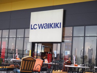 Sremska Mitrovica, Sırbistan, 27 Şubat 2021 Alışveriş Merkezi, Giyim mağazası LC WAIKIKI. Sürgülü kapılar. Metal sandalyeli ve masalı kafe..