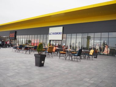 Sremska Mitrovica, Sırbistan, 27 Şubat 2021 Alışveriş Merkezi, Giyim mağazası LC WAIKIKI. Sürgülü kapılar. Metal sandalyeli ve masalı kafe..