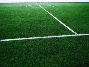 Yeşil çimlerin üzerindeki futbol sahasının işareti. Beyaz çizgiler en fazla 12 cm ya da 5 inç genişliğinde. Futbol sahası