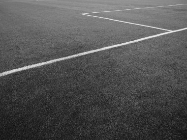 Futbol sahasının işareti. Beyaz çizgiler en fazla 12 cm ya da 5 inç genişliğinde. Futbol sahası. Siyah ve beyaz monokrom fotoğrafçılık.