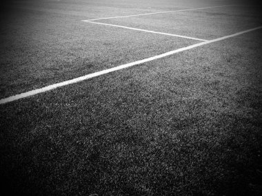 Futbol sahasının işareti. Beyaz çizgiler en fazla 12 cm ya da 5 inç genişliğinde. Futbol sahası. Siyah ve beyaz monokrom fotoğrafçılık.