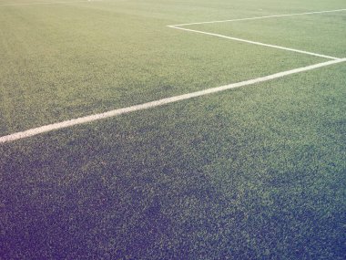 Yeşil çimlerin üzerindeki futbol sahasının işareti. Beyaz çizgiler en fazla 12 cm ya da 5 inç genişliğinde. Futbol sahası. Yan çizgiler, gol çizgileri. Güneş parlıyor. Renk ve ışık gradyanı.