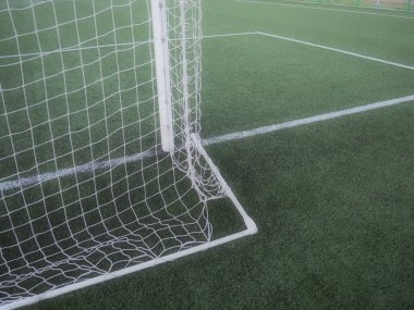 Futbol Gol Ağı ve Çimen Arkaplanı. Futbol sahası işaretleri ve çizgileri.