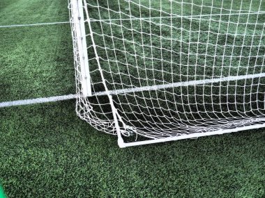 Futbol Gol Ağı ve Çimen Arkaplanı. Futbol sahası işaretleri ve çizgileri.