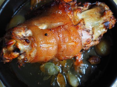 Soğan, havuç ve baharatla fırında pişirilmiş domuz budu. Lezzetli bir restoran ya da şenlikli bir öğle ya da akşam yemeği için ev yapımı yemek. Yağlı, yüksek kalorili erkek yemeği. Fırın pişmiş et..