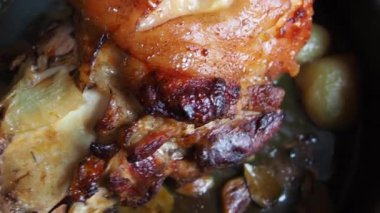 Soğan, havuç ve baharatla fırında pişirilmiş domuz budu. Lezzetli bir restoran ya da şenlikli bir öğle ya da akşam yemeği için ev yapımı yemek. Yağlı, yüksek kalorili erkek yemeği. Fırın pişmiş et..