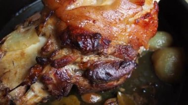 Soğan, havuç ve baharatla fırında pişirilmiş domuz budu. Lezzetli bir restoran ya da şenlikli bir öğle ya da akşam yemeği için ev yapımı yemek. Yağlı, yüksek kalorili erkek yemeği. Fırın pişmiş et.