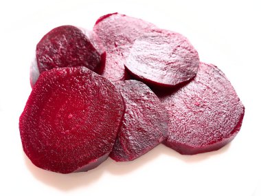 Beyaz bir tabakta pancar. İç dokusu, damarları ve nemli yüzeyi olan pancar kupaları. Vejetaryen ya da sebze sağlığı menüsü. Sebzeli sağlıklı yiyecekler. Parlak bordo ya da kırmızı renk