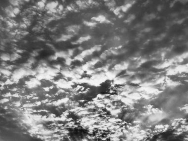 Gün batımı ya da gün doğumu. Akşamları ya da sabahları bulutlar. Güneş ışınları. Güzel manzara. Siyah ve beyaz monokrom fotoğrafçılık eski moda veya klasik tarzda. Resim hilesi olarak artan ses düzeyi