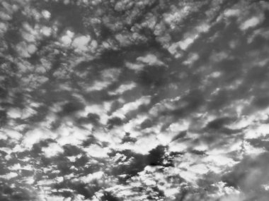 Gün batımı ya da gün doğumu. Akşamları ya da sabahları bulutlar. Güneş ışınları. Güzel manzara. Siyah ve beyaz monokrom fotoğrafçılık eski moda veya klasik tarzda. Resim hilesi olarak artan ses düzeyi