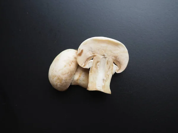 Champignons Černém Pozadí Krájené Celé Čerstvé Syrové Nevařené Houby Vaření — Stock fotografie