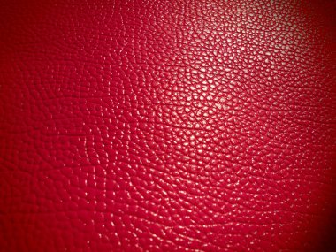 Kırmızı ya da pembe deri. Moda aksesuarları, deri ve süet ürünleri, mobilya döşemeleri için malzeme. Doğal deri dokusu. Magenta ya da fuşya.