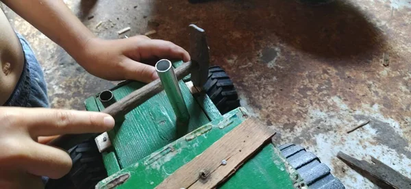 Hammare Handen Pojken Reparerar Leksak Verktyg Och Människor Grön Trätraktor — Stockfoto