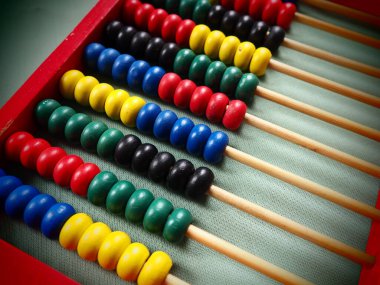 Eğitim konsepti - bir sürü renkli boncuklu abaküs. Abaküs hakkında kırmızı, mavi, yeşil, siyah, sarı detaylar. Matematiksel egzersizler. Okul programı.