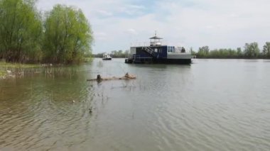 Sremska Mitrovica, Sırbistan 16 Nisan 2021. Nehirde gemi var. Gemi demirli durumda. Suyun ve dalgaların hareketi. Balkan bahar doğası. Nisan.