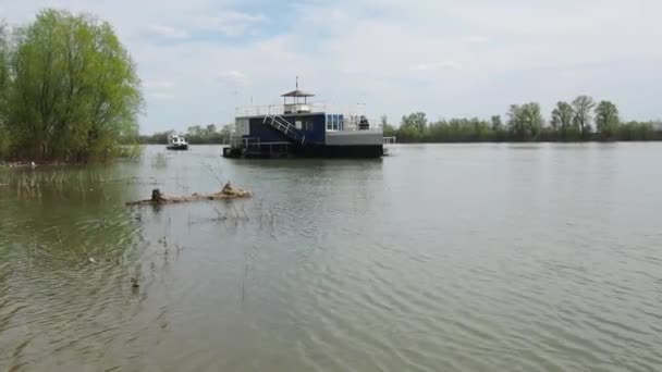 Sremska Mitrovica, Serbien 16 april 2021. Skepp på floden. Skeppet ligger vid ankaret. Vattnets och vågornas rörelse. Balkanens vårnatur. Avdelning. — Stockvideo