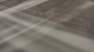 Gri yüzeyde aydınlatma ışınları. Gri bir arkaplanda soyut ışık ve mercek ışınları parlar. Dikey, yatay ve köşegen ışık çizgileri. ilahi aydınlık