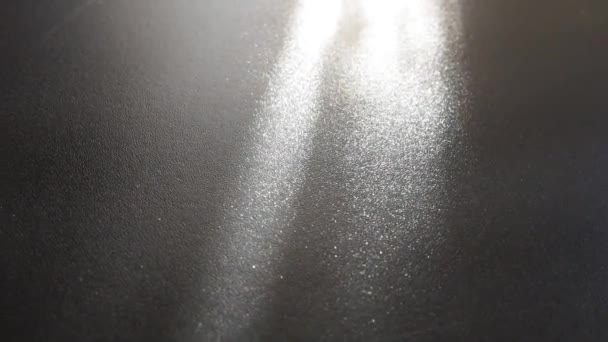 Rayos de iluminación en la superficie gris. Rayos abstractos de luz y destello de lente sobre un fondo gris. Rayas ligeras verticales, horizontales y diagonales — Vídeos de Stock