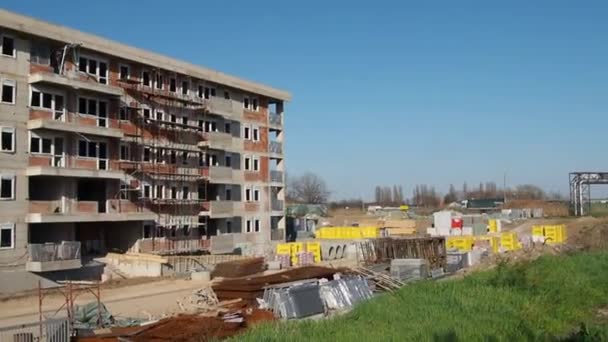 Sremska Mitrovica, Serbia, April 21, 2021. Construction of an apartment building. Construction machinery and scaffolding. Earthquake resistant technologies. Concrete frame and hollow brick. — Stock Video