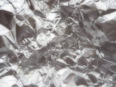 Folyo yakın plan. Alüminyum gümüş buruşuk folyo. Soyut metalik arka plan. Yemek pişirmek için folyo. Arkaplan.