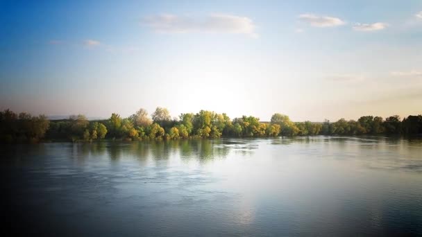 Przepływ wody na rzece Sava, Serbia, Sremska Mitrovica. Wyluzuj na powierzchni wody. Złota godzina na fotografię. Wybrzeże z lasem. Piękny krajobraz. Charakter Półwyspu Bałkańskiego — Wideo stockowe