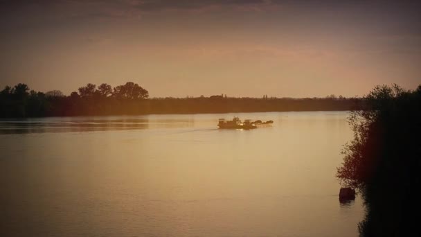 Las barcazas o barcos van con el flujo. Flujo de agua en el río Sava, Serbia, Srem. Se enfría en la superficie del agua. La hora dorada para la fotografía. Hermoso paisaje. La naturaleza de los Balcanes. — Vídeos de Stock