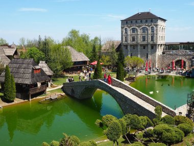 Stanisici, Bijelina, Sırp Cumhuriyeti, Bosna-Hersek, 25 Nisan 2021 Etno köyü, turizm ve turizm. Otelin taş ve ahşap binaları. İnsanlar restoranı, geleneksel evleri ziyaret eder.