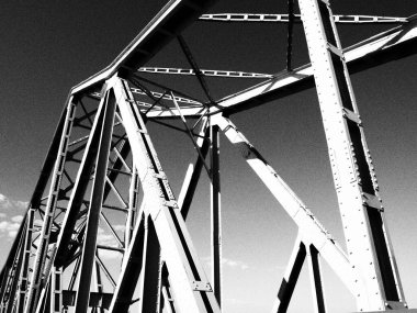 Racha 'daki köprü, BH Sırp Cumhuriyeti ile Sırbistan arasındaki Sava Nehri üzerindeki karayolu köprüsünün adı. Metal demir köprünün yapımının bir parçası. Modern teknolojik ışınlar.