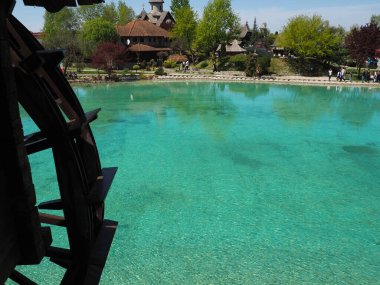 Su Çarkı. Stanisici, Bijelina, Bosna-Hersek, 25 Nisan 2021. Tahta su değirmeni. Su tekerindeki hidroliği kullanan hidrolik bir yapı. Vites treni vasıtasıyla yararlı bir iş..