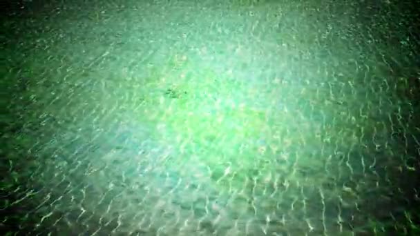 Acqua di mare turchese infusa di raggi solari. Ondate nell'acqua dal vento. Acqua limpida blu. Onde e fondo sabbioso traslucido. — Video Stock