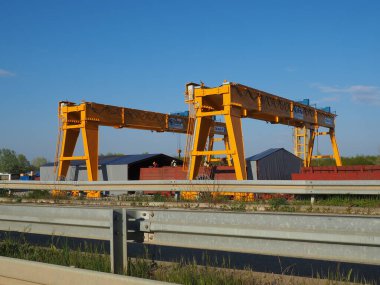 Sremska Raca, 25 Nisan 2021. Sava Nehri üzerinde bir köprü inşa edilmesi, vinç operasyonu, kirişler ve beton yapılar. Altyapı projesi Belgrad - Saraybosna otomotiv rotası. Yol inşaatı.