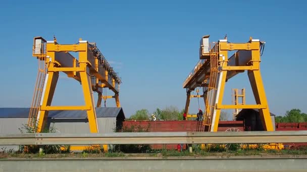 Sremska Raca, 25 Nisan 2021. Vinç hareket ediyor. Sava Nehri üzerinde bir köprü inşaatı, vinç işi, kirişler ve beton yapılar. Altyapı projesi Belgrad - Saraybosna otomotiv rotası. HD video — Stok video