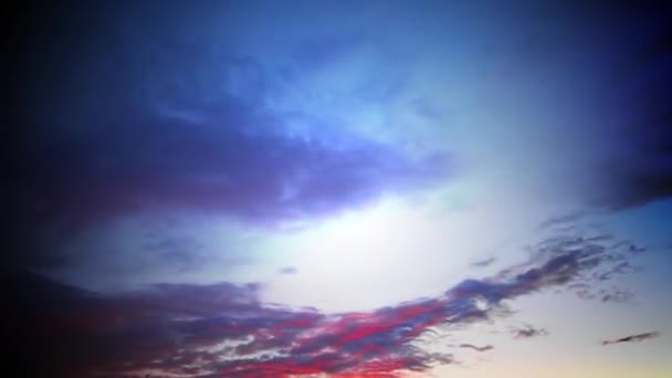 Tijdsverloop van bewolkte lucht met paarse pluizige cumulus wolken zweven snel door de wind bij blauwe lucht, terwijl zonsondergang. Dramatische wolkenkrabber bij zonsondergang. Zeefnetten — Stockvideo