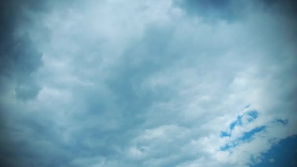 Nubes blancas y oscuras vuelan rápidamente a través del cielo azul. Ambiente de lapso de tiempo. Cambios climáticos. Movimiento de nubes a través del cielo. Fondo del cielo — Vídeo de stock