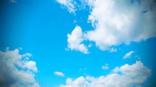 White and dark clouds fly rapidly across the blue sky. Time lapse atmosphere. Weather changes. Movement of clouds across the sky. Sky background — Stockvideo