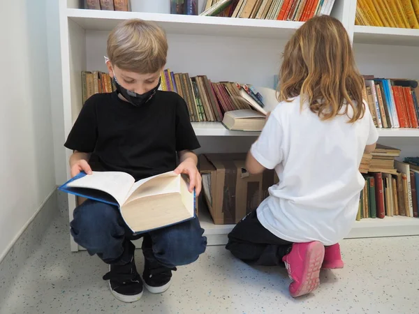 Sremska Mitrovica Sérvia Maio 2021 Crianças Biblioteca Escola Rapaz Uma — Fotografia de Stock