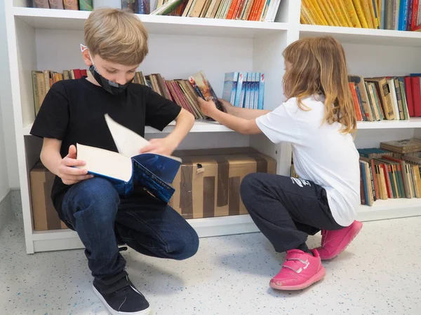 Sremska Mitrovica Serbia May 2021 Children School Library 소녀가 도서관 — 스톡 사진