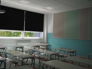 Boş koltuklu konferans odası. İş semineri eğitimi. Modern yeni okul. Beyaz mobilyalar. Karartma perdeleri ya da perdeleri olan büyük pencereler. Boş okul sınıfı. Mobilya ve okul ekipmanları.