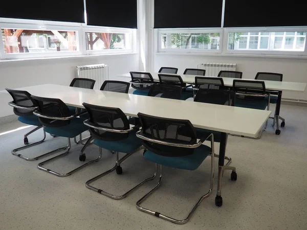 事務所の会議室や教室や図書館ホールの椅子です 内装は白 グレーのペイント 部屋を暗くするための黒いブラインド モダンなインテリアデザイン — ストック写真