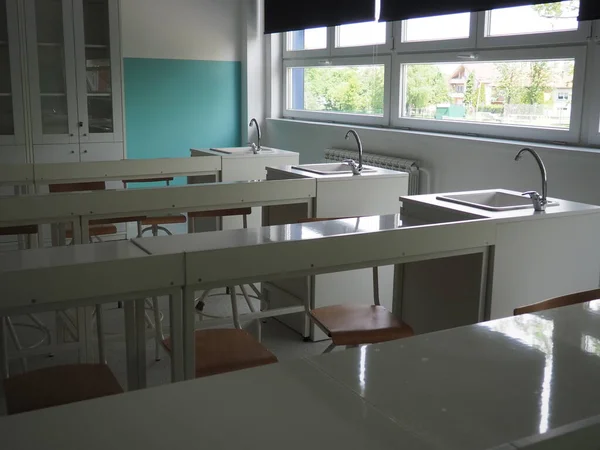 Sala Química Una Nueva Escuela Moderna Hermoso Mobiliario Blanco Con —  Fotos de Stock