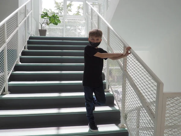 Niño Rubio Años Vestido Negro Una Máscara Coloca Una Escalera —  Fotos de Stock